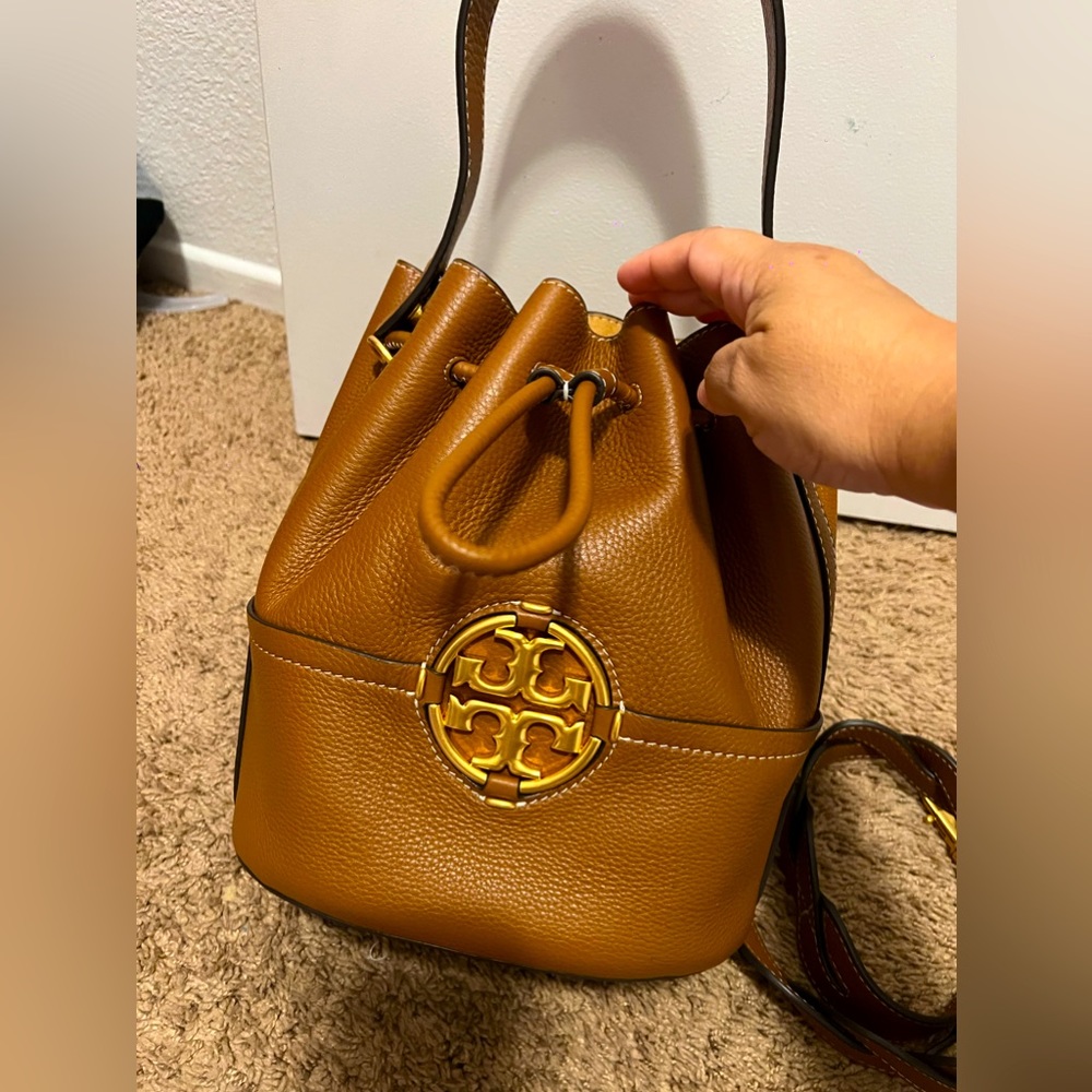 Tory Burch bucket leather bag used 1 time comes with dust bag